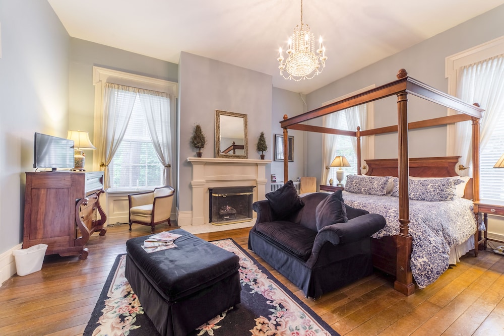 Bourbon Manor B&B