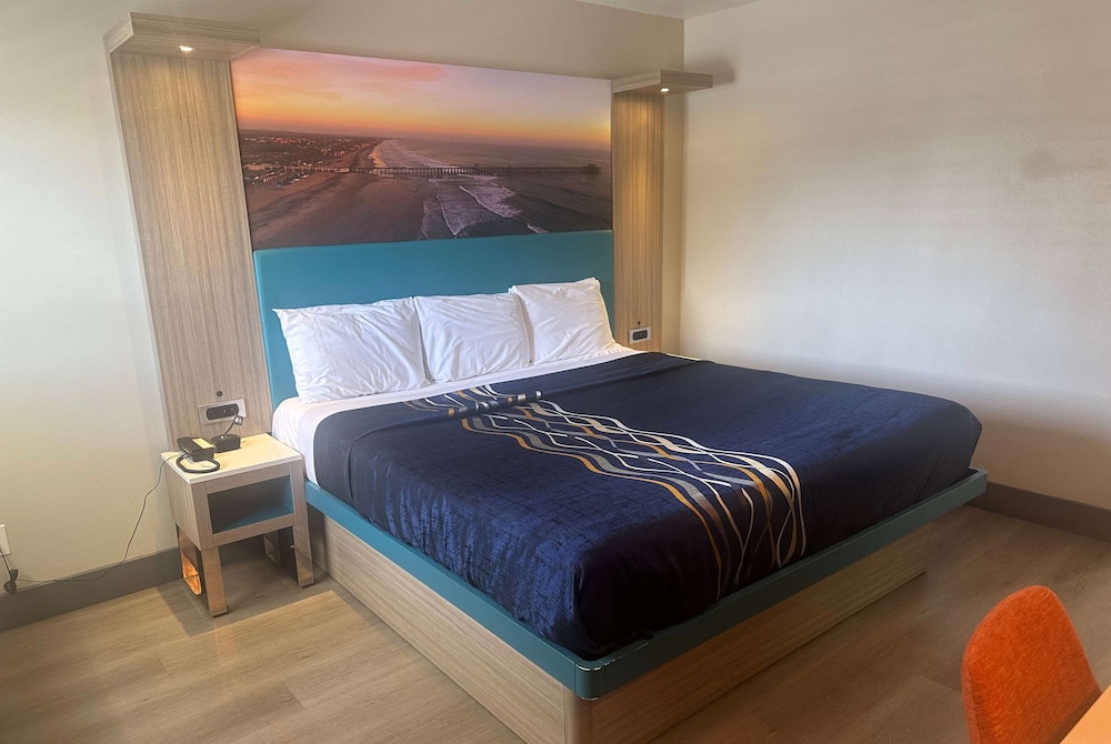 Super 8 by Wyndham Oceanside Downtown