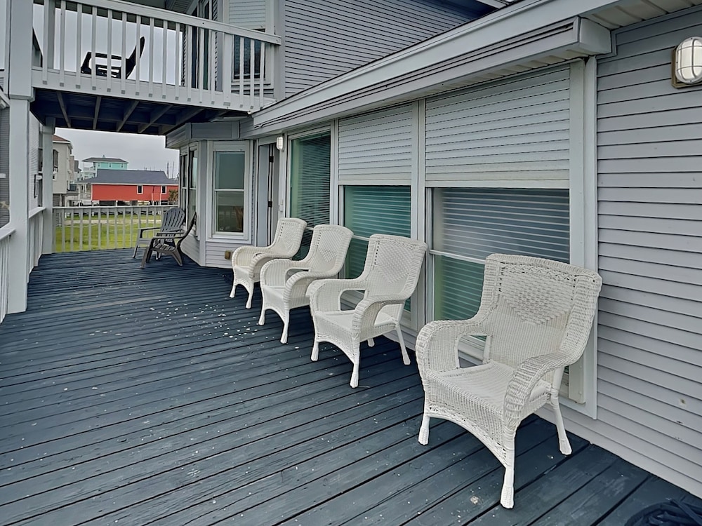 Whispering Sands Beachfront by Ryson Vacation Rentals