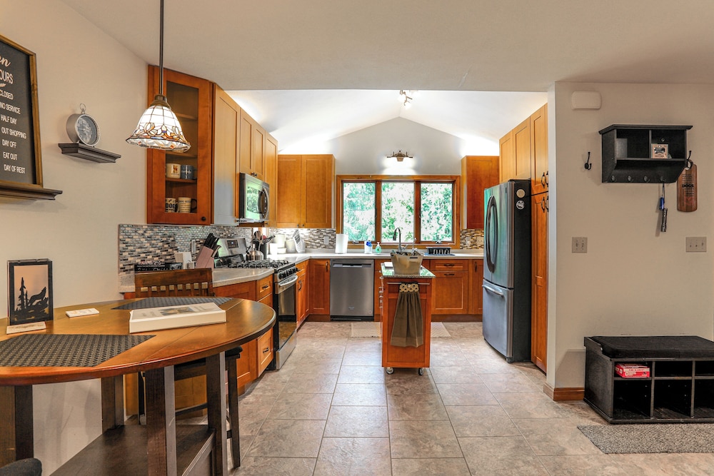 Wooded Retreat on 5 Acres: 6 Mi to Edinboro Lake!