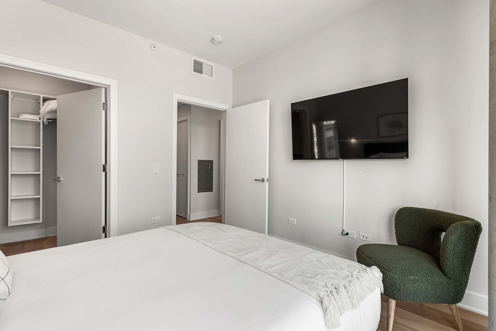Fulton Market Group Hub 2 Units Walk to Dining