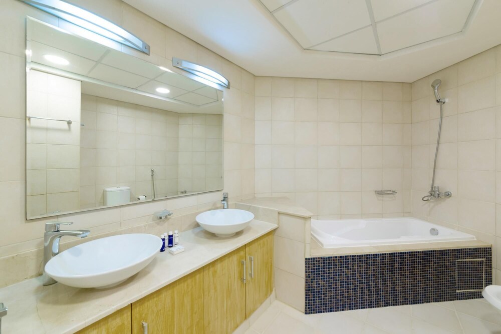Stylish Apt With Large Patio Close to the Beach