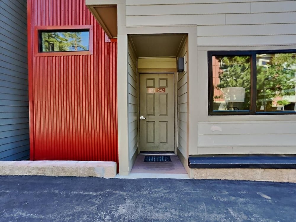 Spacious Slopeside Location by RedAwning
