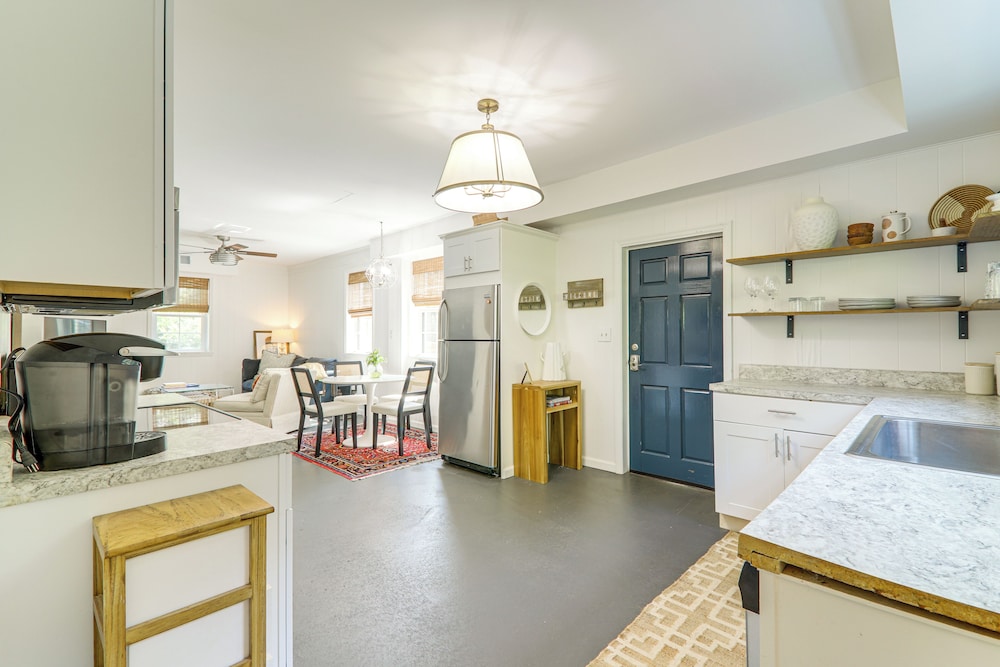 4 Mi to Uga: Bright & Airy Athens Apartment!