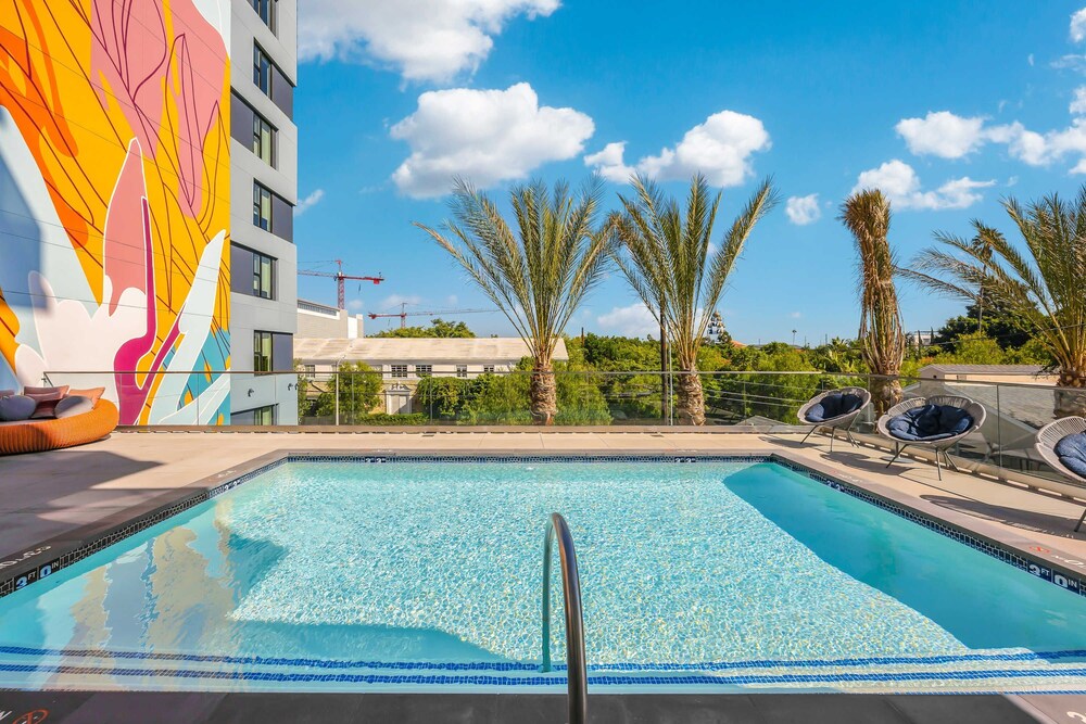 Luxury 2BR Hollywood Sign View by Oneluxstay