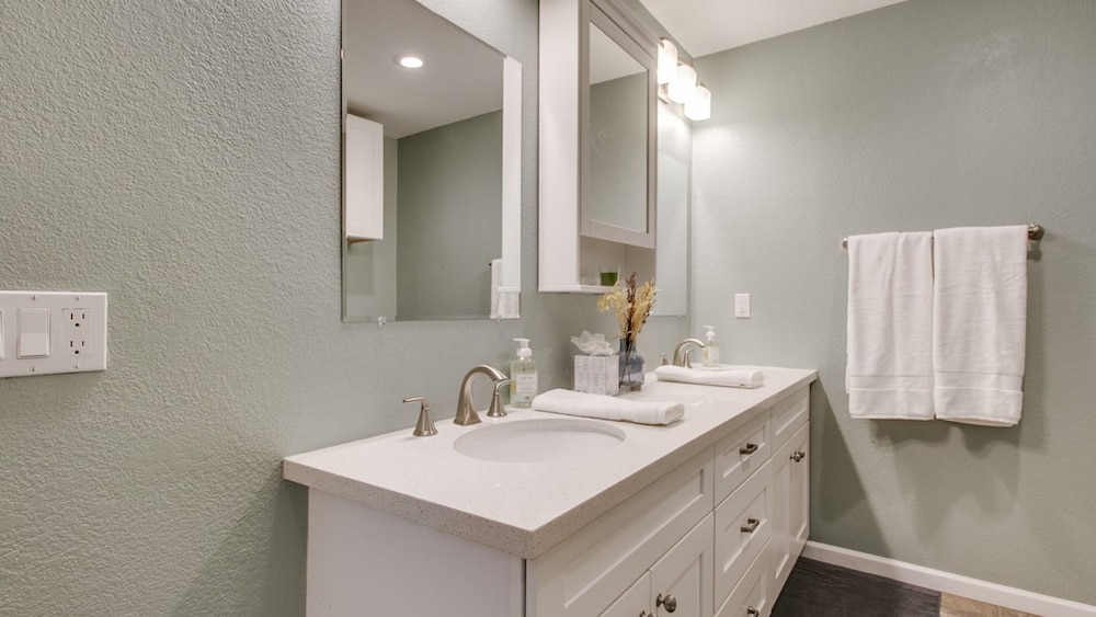 Modern Chic Old Town Scottsdale Home W/pool & Gym!