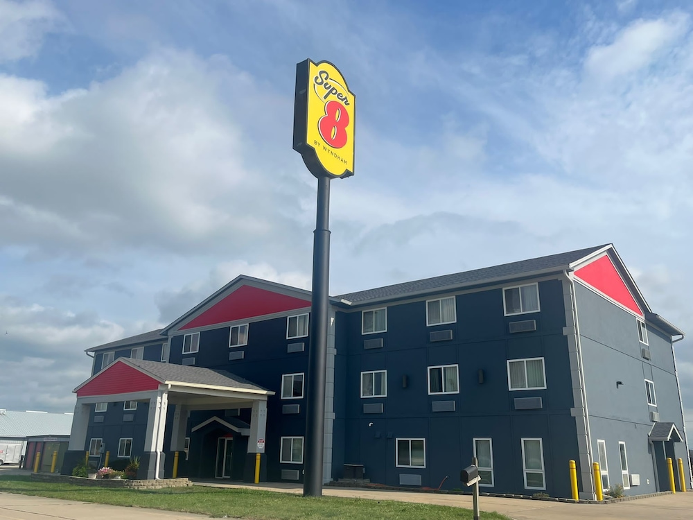 El Paso Vacations - Super 8 by Wyndham El Paso IL - Property Image 1