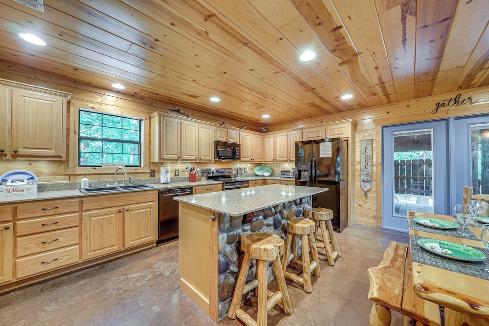 Hot Tub + Game Room: Family Retreat in Broken Bow
