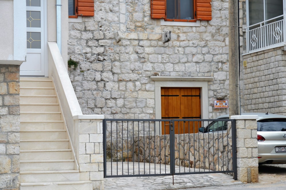 Cute apartment in stone house near sea