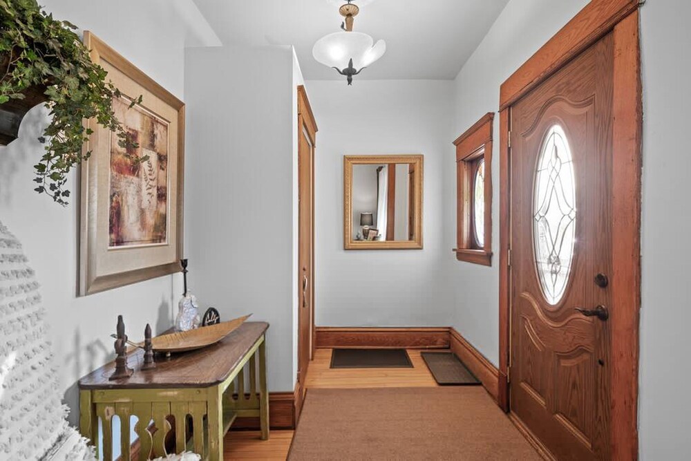 Charming Parisian Retreat in St Paul 2 BR 1 Bath view 3