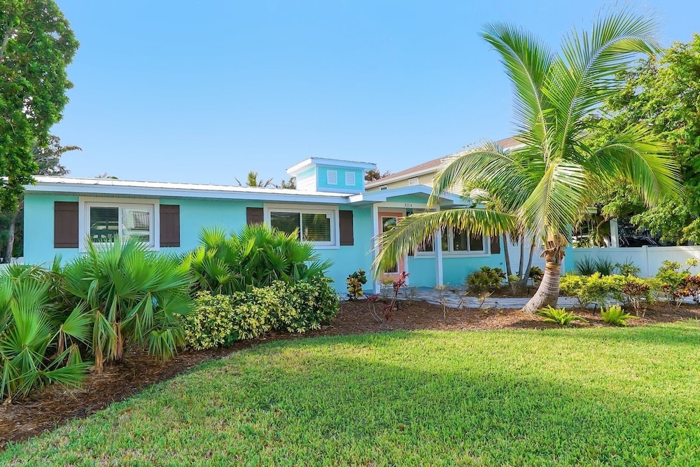 Ebb Tide 3 Bedroom Home by RedAwning