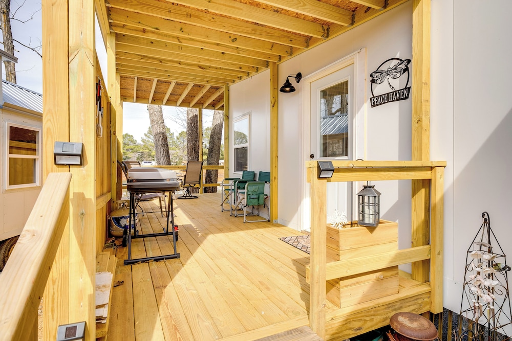 8 Mi to Cathedral Caverns: Tiny Home Hideaway