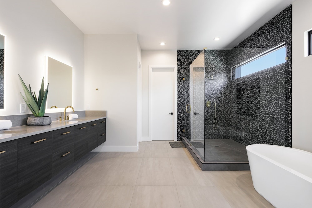 Luxe - Solstice Retreat - Heated Pools - 2 Homes