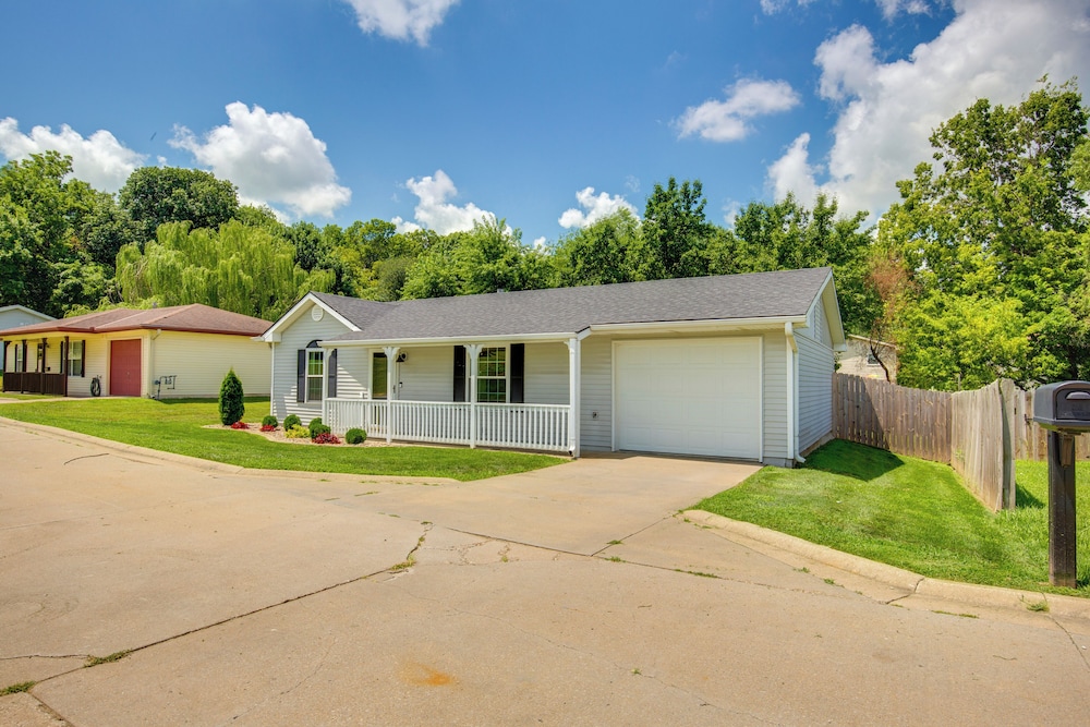 ~ 1 Mi to Shopping & Dining: Quiet St Joseph Home