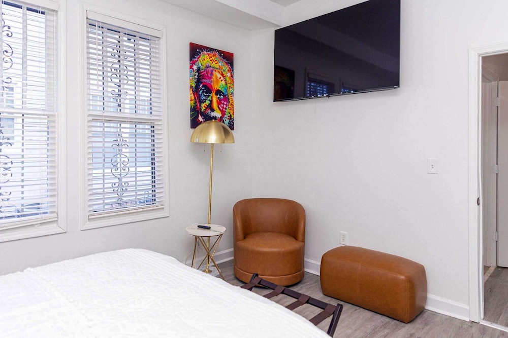 Stylish Home ~ 2 Mi to Jackson State & Belhaven! view 2