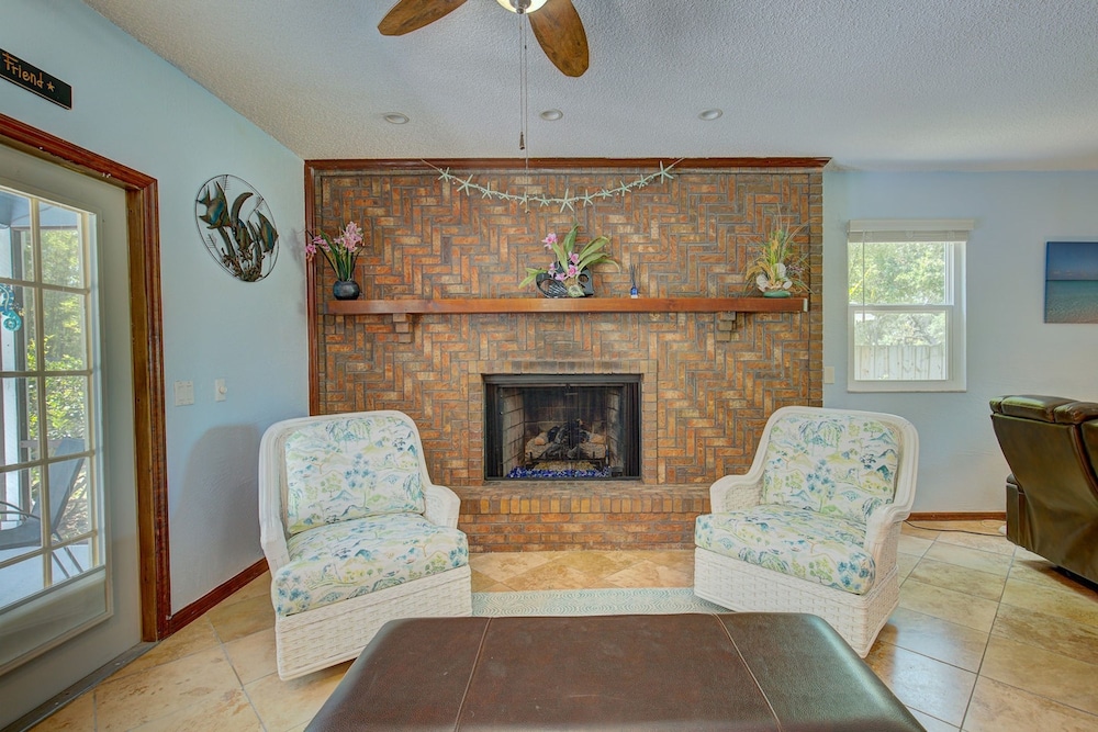 Spacious 4 3 Retreat- Heated Pool-playroom