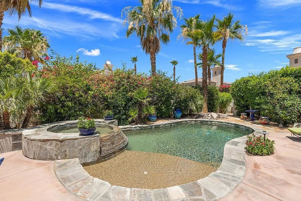 Stylish 2BR w Spa Patio