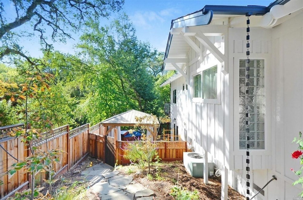 Peaceful Glen Ellen 3br W/ Deck, Garden & Parking! 3 Bedroom Home by RedAwning view 5