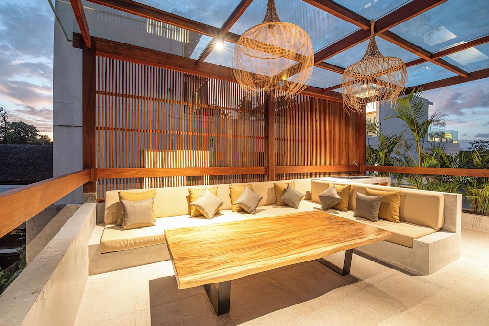 Modern 4BR Canggu Retreat Just 8mins to the Beach