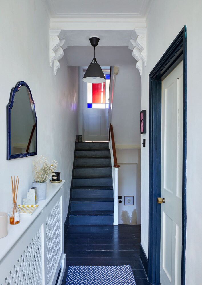 JOIVY Stylish 2-Bed House W/ Private Garden In Hackney
