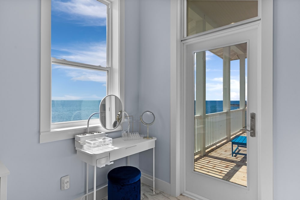 Ahh Da Sea - Waterfront, Backyard Ramp To Jetty & Laguna 3 Bedroom Home