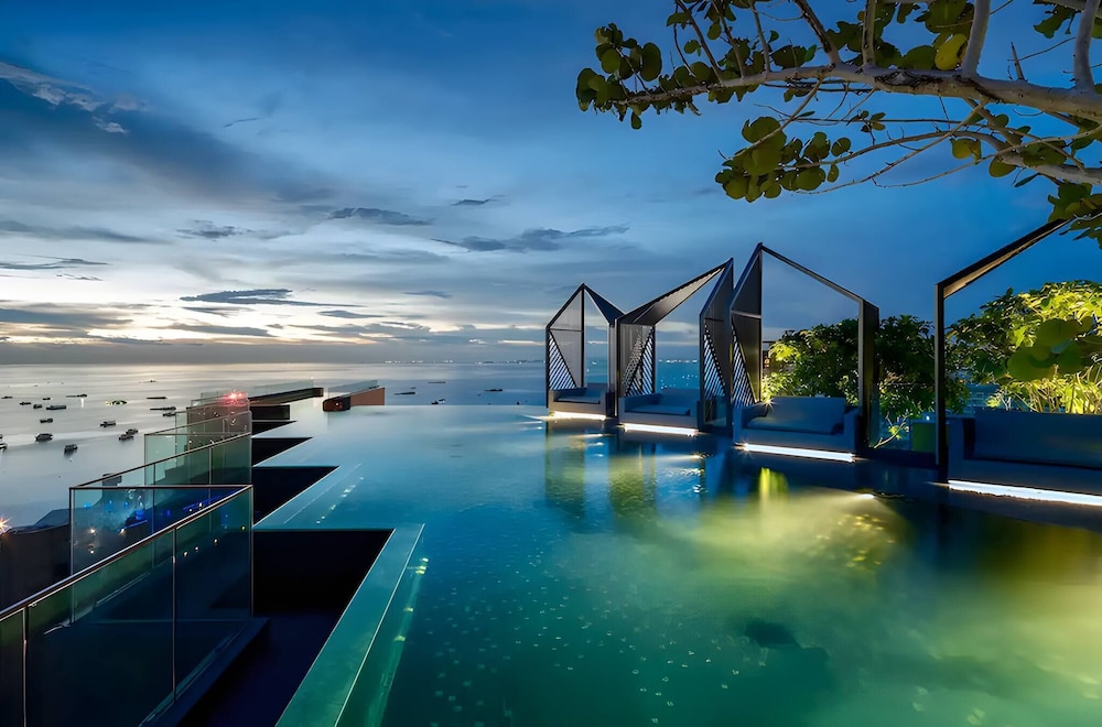 Elegant Room With Roof Top Pool - Best In Pattaya