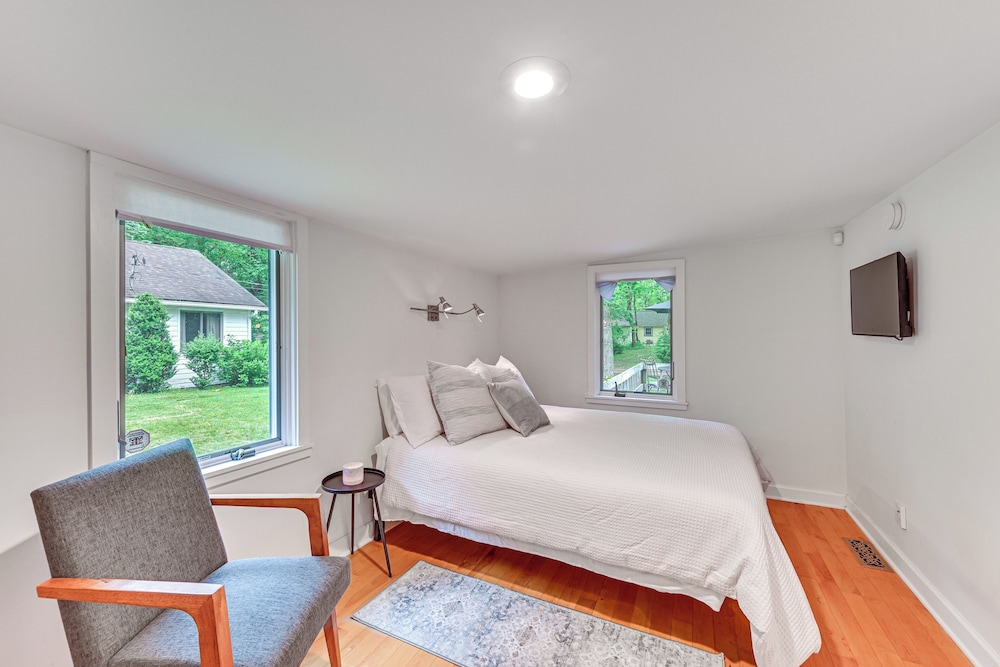 Walk to Kelsey Lake: Cassopolis Home w/ Yard!