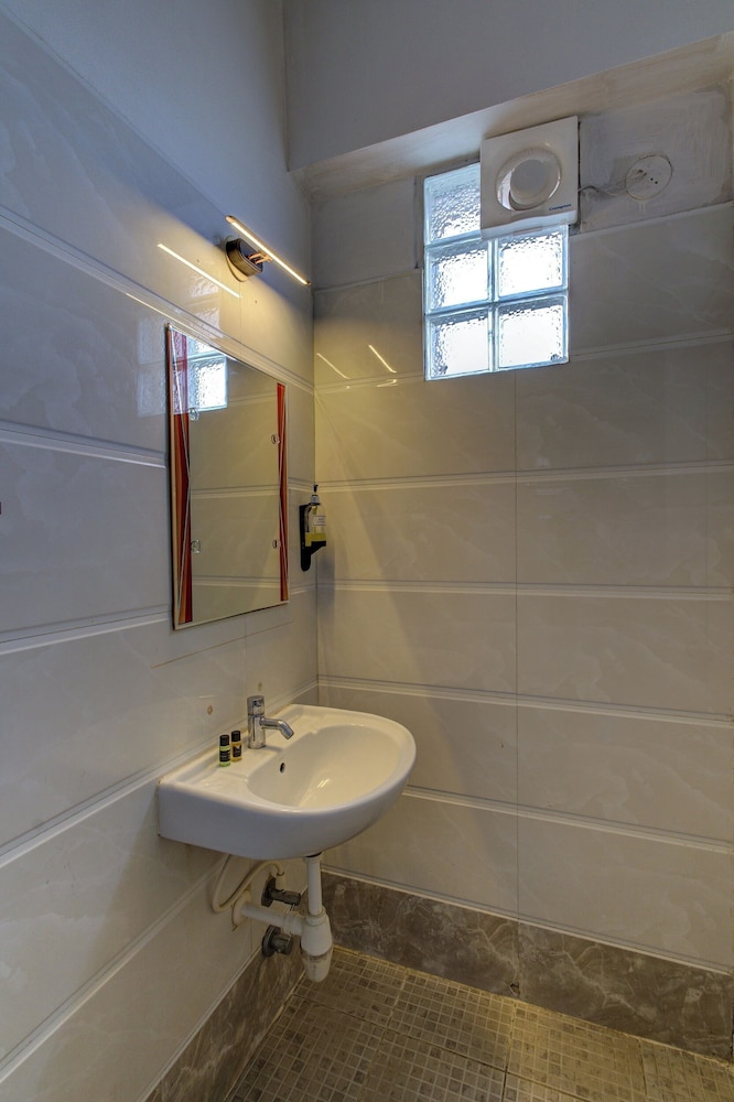 Emerald Suites By Classio