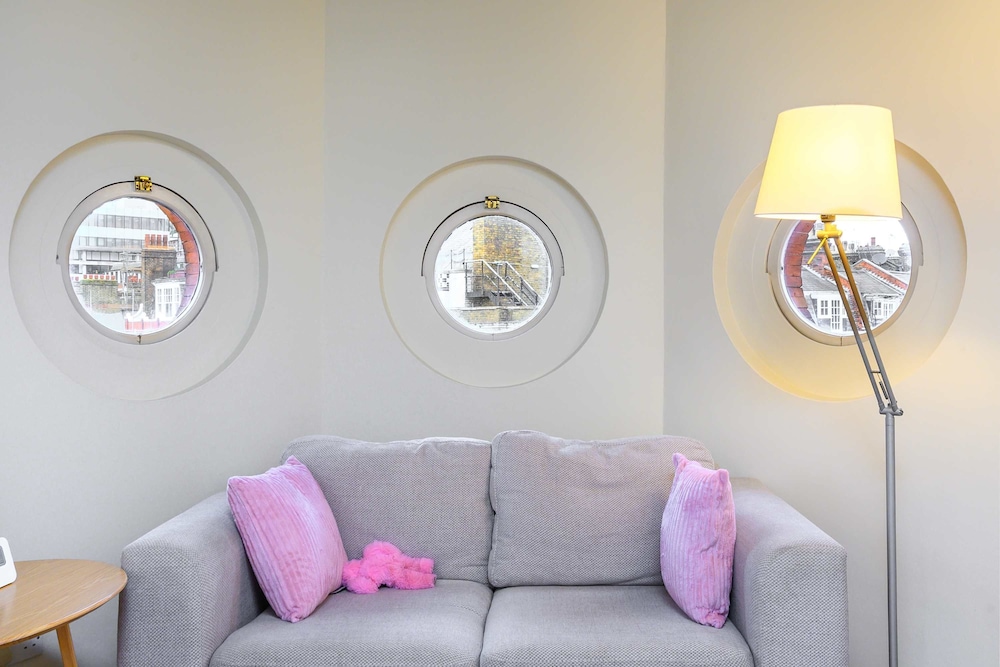 The Aristocrat - Fitzrovia - by Frankie Says