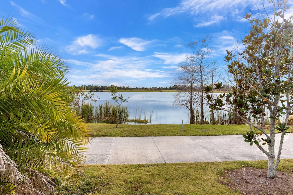 Spacious and Lovely 3BD Unit With Balcony, Close to the Convention Center #3vc309