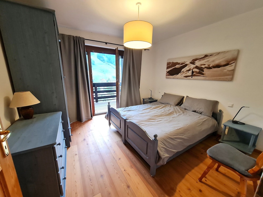 Apartment With Balcony and Mountain Views