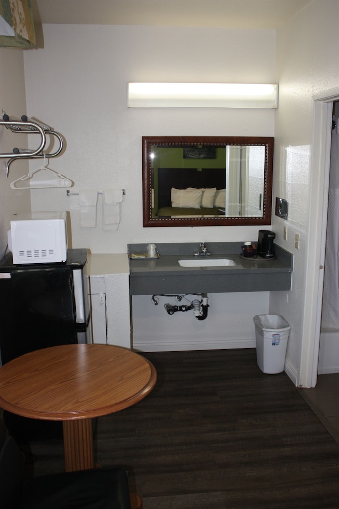 Vallejo Vacations - Express Inn - Property Image 5