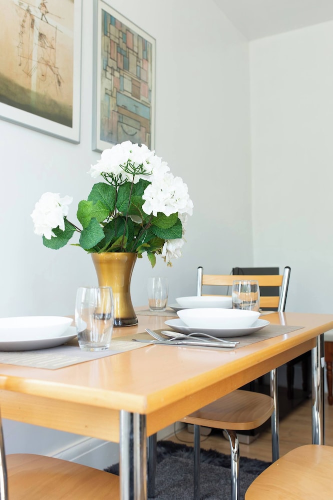 Cozy 3 Bedroom Home in Leeds, Perfect for Families and Groups