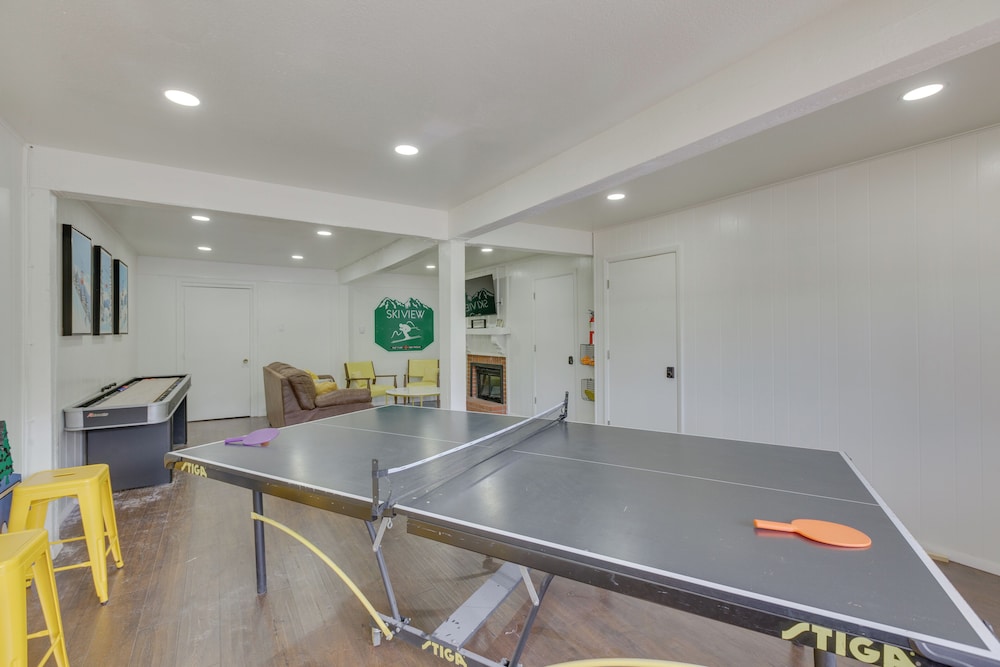 1/2 Mi to Skiing: Red River Condo w/ Free Shuttle!