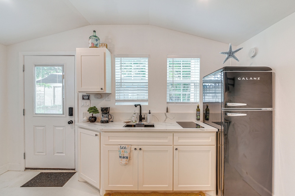 Updated Galveston Studio w/ Deck - 1 Mi to Beach!