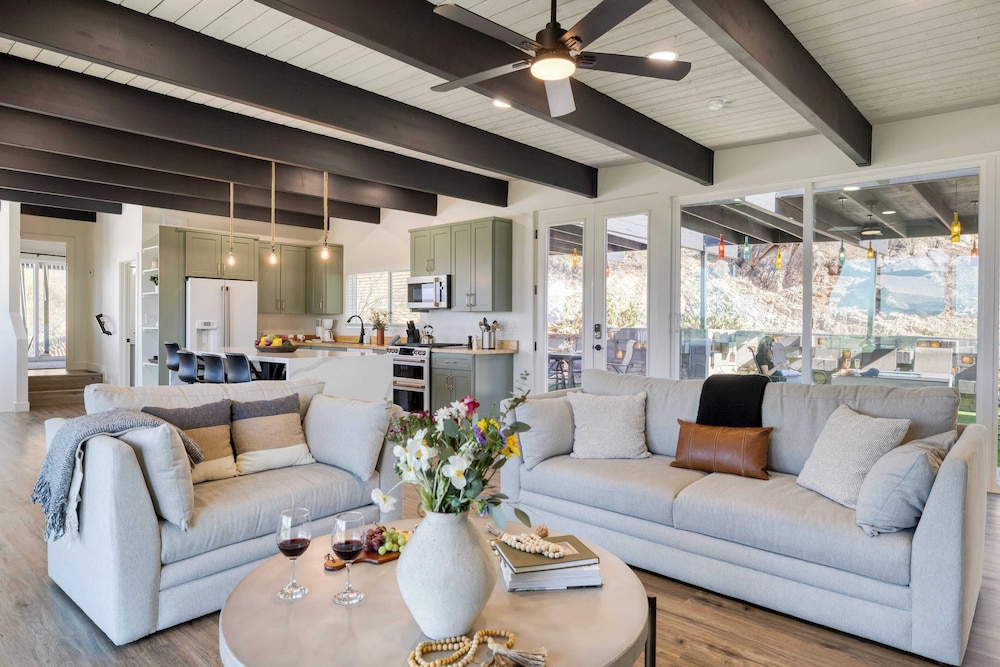 Panoramic Views, Private Pool, Patio Lounge w/ Firepit Royal Palm by Avantstay