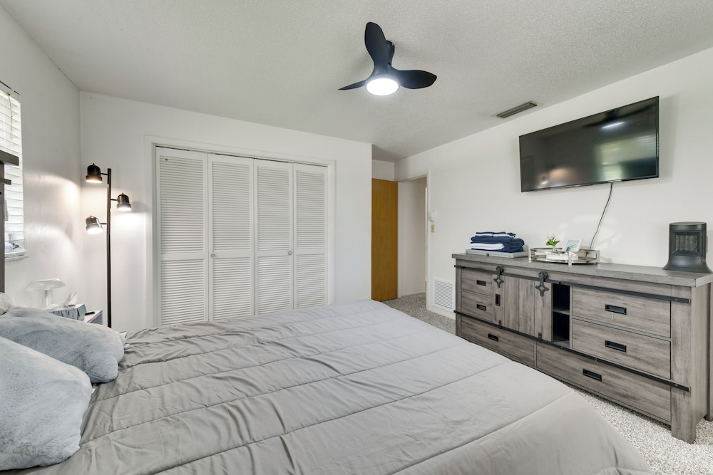7 Mi to Siesta Beach: Home w/ Furnished Patio!