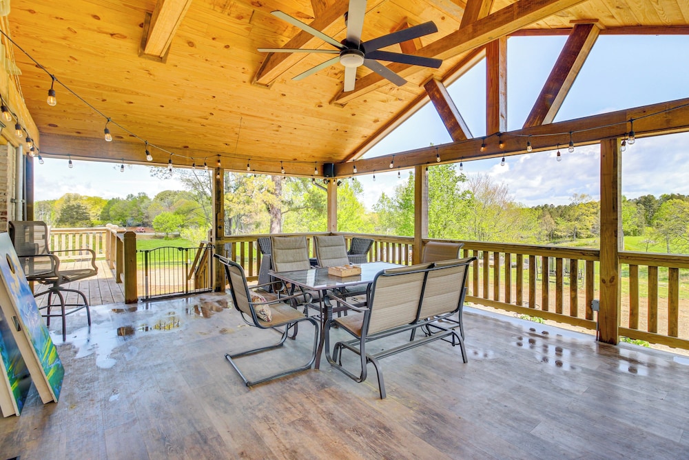 Deck & Yard: 'margy's Farmhouse' in Jasper