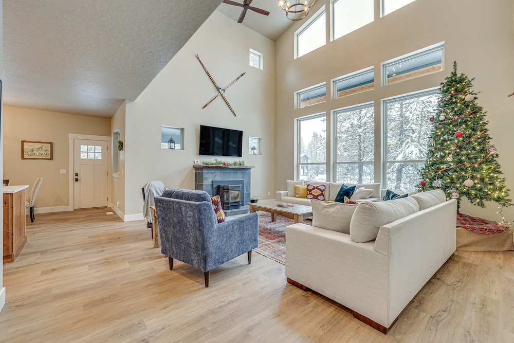 All-season Cabin: Hot Tub & Sauna in Donnelly view 2