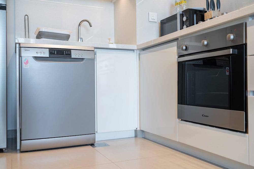 Modern 1-bedroom Apartment Perfect for Family in Downtown With Skyline Views