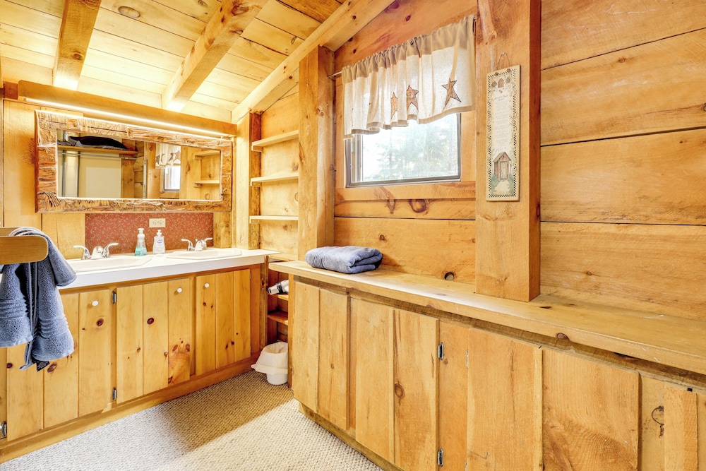 7 Mi to Glens Falls: Peaceful Retreat w/ Game Room