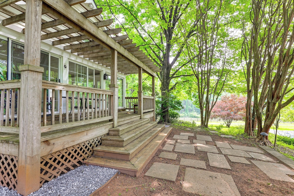 Near Shops & Parks: Dog-friendly Maryland Gem