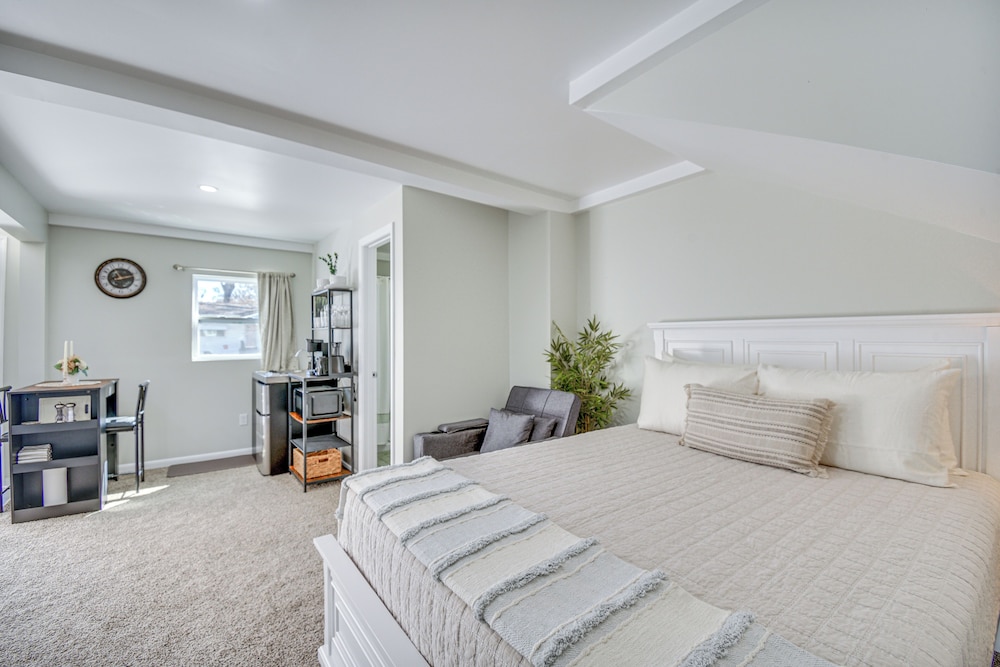 11 Mi to Virginia Beach Boardwalk: Studio Retreat!