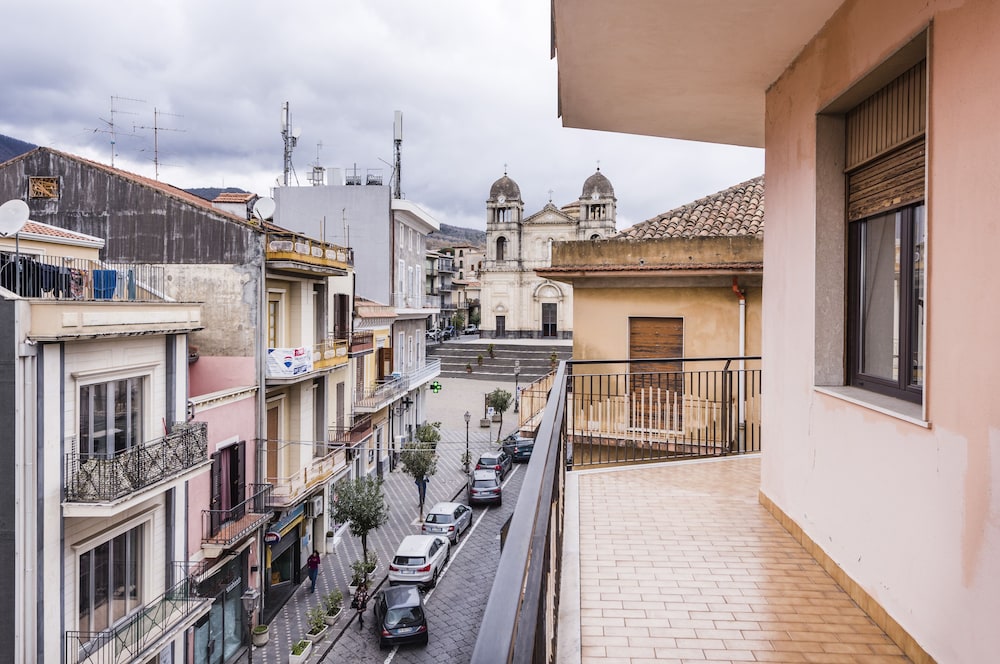 Zafferana Apartment with Balcony