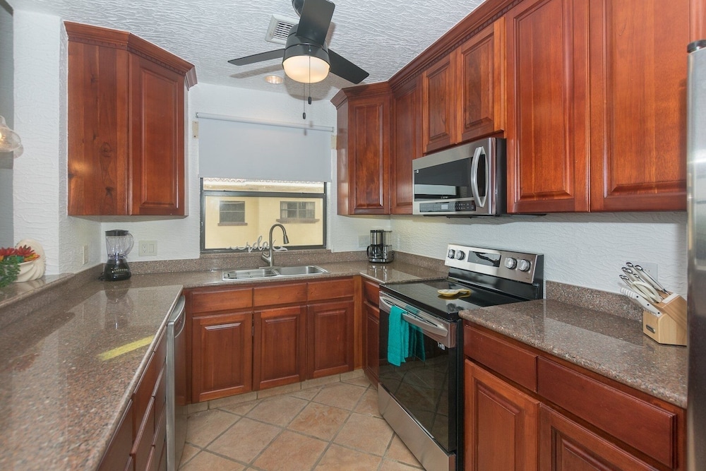Pineapple Villa 442 2 Bedroom Condo by RedAwning view 3