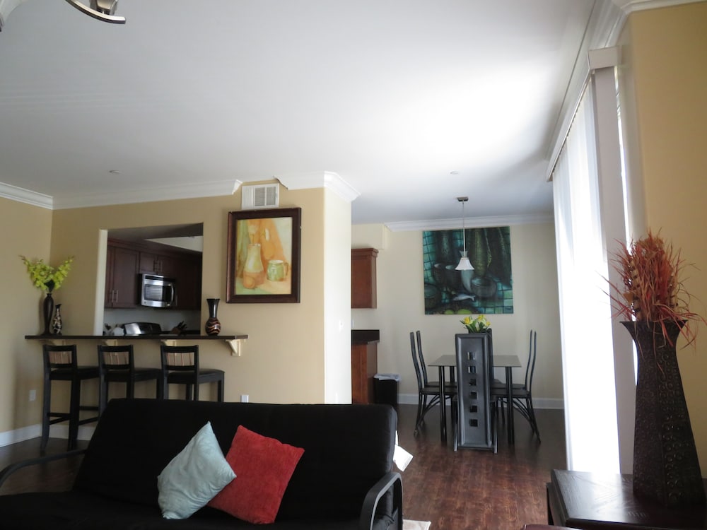 2 Bed 2 Bath in Studio City