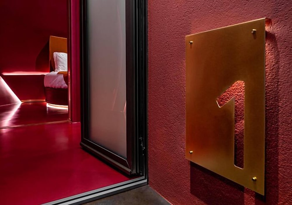 Cherry Sculpture Hotel 37