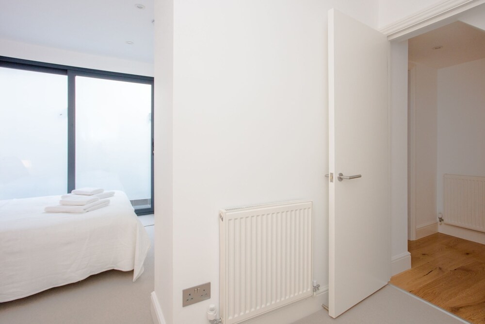 Newly Refurbished Modern 3 Bedroom Apartment in Affluent Fulham