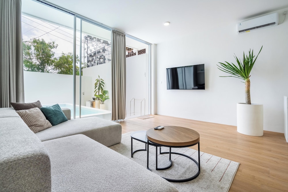 Dreamland Villa with Pool 3 min to Beach