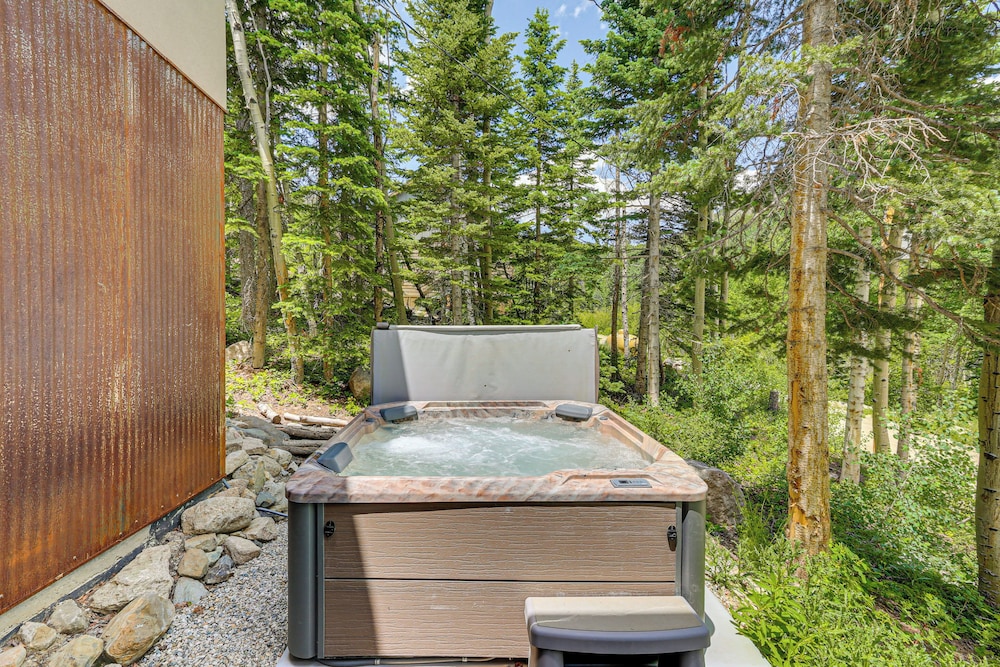 Private Hot Tub & Mountain Views: Duplex in Salida